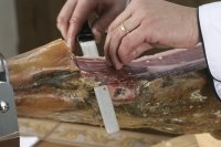 Slicing the jamon's knuckle