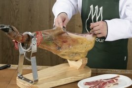 Placing the paletilla on the ham stand