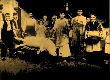 Photo from 1904: family during the traditional pig slaughtering ('matanza')